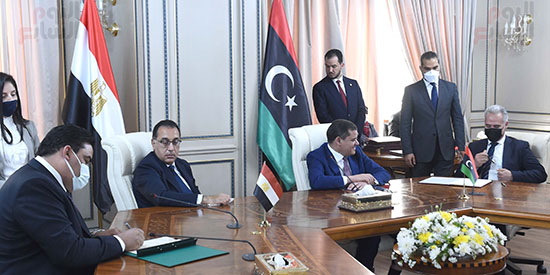 رئيس الوزراء المصري ورئيس حكومة الوحدة الوطنية الليبية يشهدان التوقيع  (10)