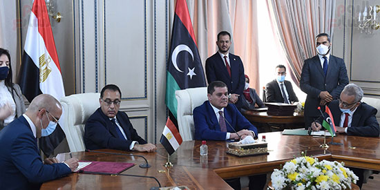 رئيس الوزراء المصري ورئيس حكومة الوحدة الوطنية الليبية يشهدان التوقيع  (3)