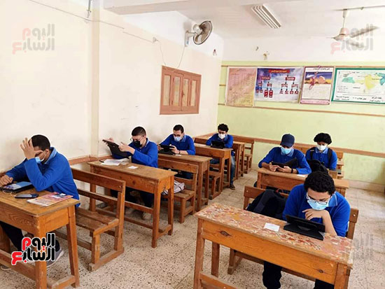 طلاب الثانوية العامة يؤدون الامتحان التقنى (10)