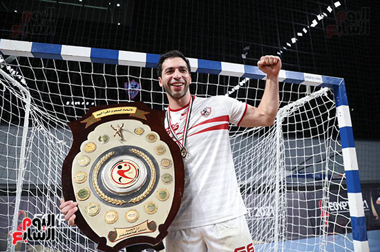 احمد الاحمر مع درع الدورى احمد الاحمر مع درع الدورى