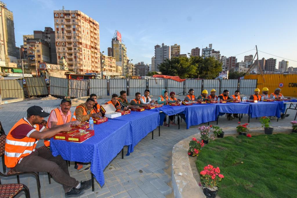  محافظ الإسكندرية يوزع وجبات الإفطار علي العاملين بمشروع محطة مصر  (7)