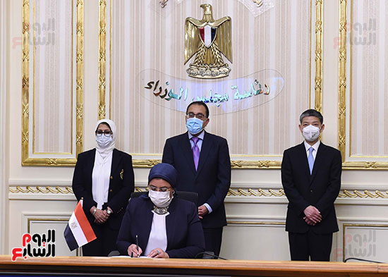توقيع اتفاقيتين لتصنيع لقاح سينوفاك الصينى فى مصر   (5)