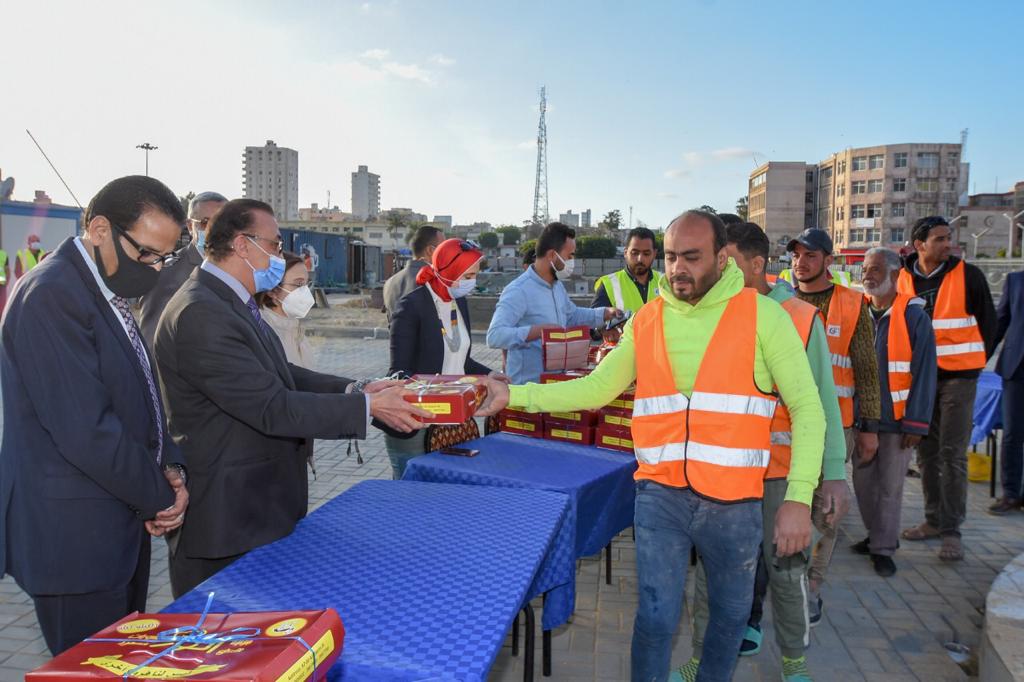  محافظ الإسكندرية يوزع وجبات الإفطار علي العاملين بمشروع محطة مصر  (1)