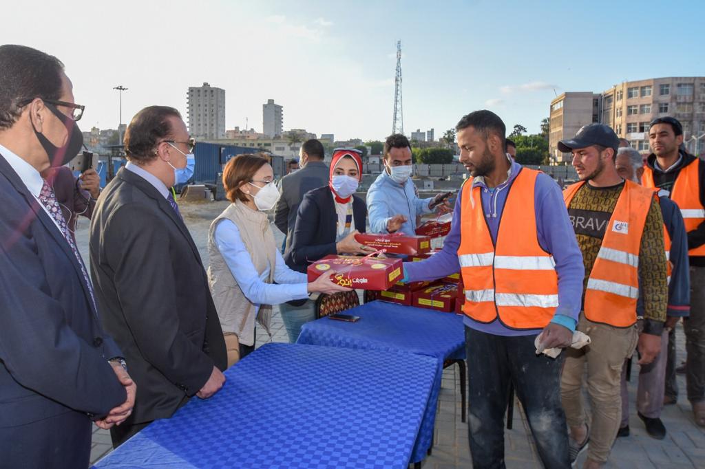  محافظ الإسكندرية يوزع وجبات الإفطار علي العاملين بمشروع محطة مصر  (2)