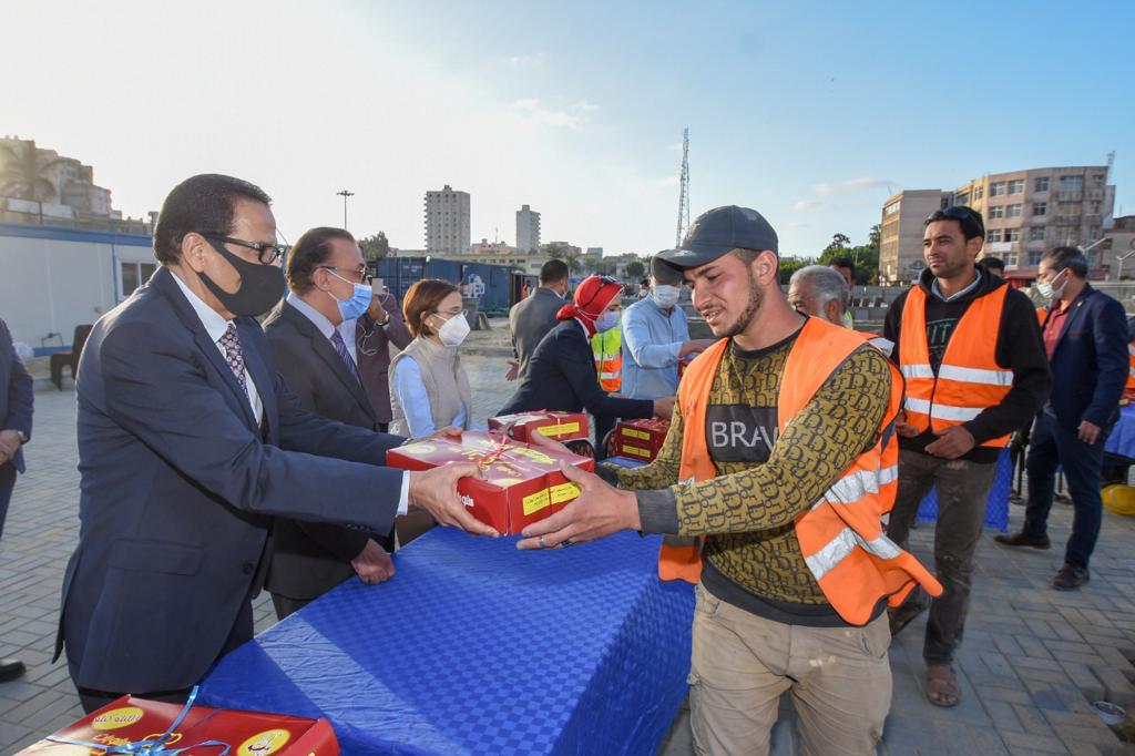  محافظ الإسكندرية يوزع وجبات الإفطار علي العاملين بمشروع محطة مصر  (3)