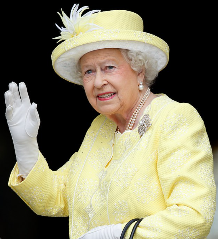 الملكة اليزابيث ترتدى الأقراط