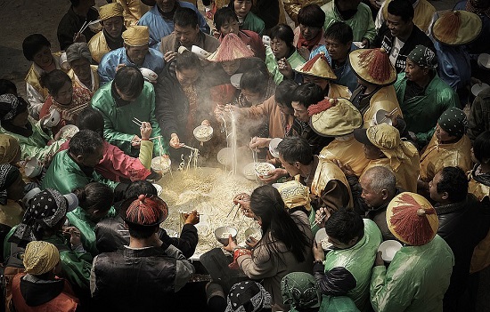 القرويون يرتدون أزياء أسرة تشينج التقليدية أثناء دخولهم العيد