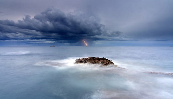 عاصفة تختمر عند الفجر على ساحل إيبيزا