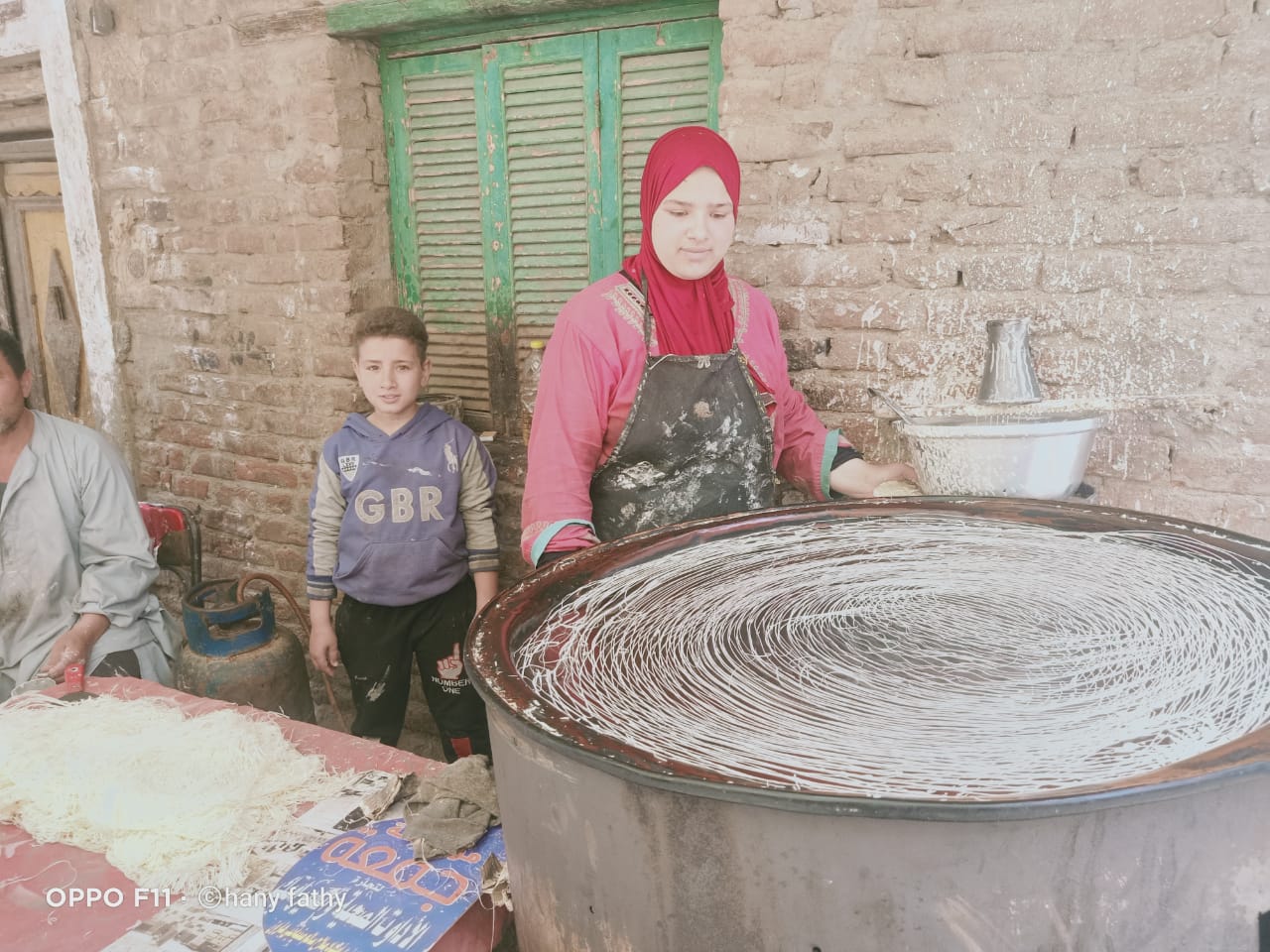  نادية أيمن فتاة تعمل فى صناعة الكنافة البلدى (4)