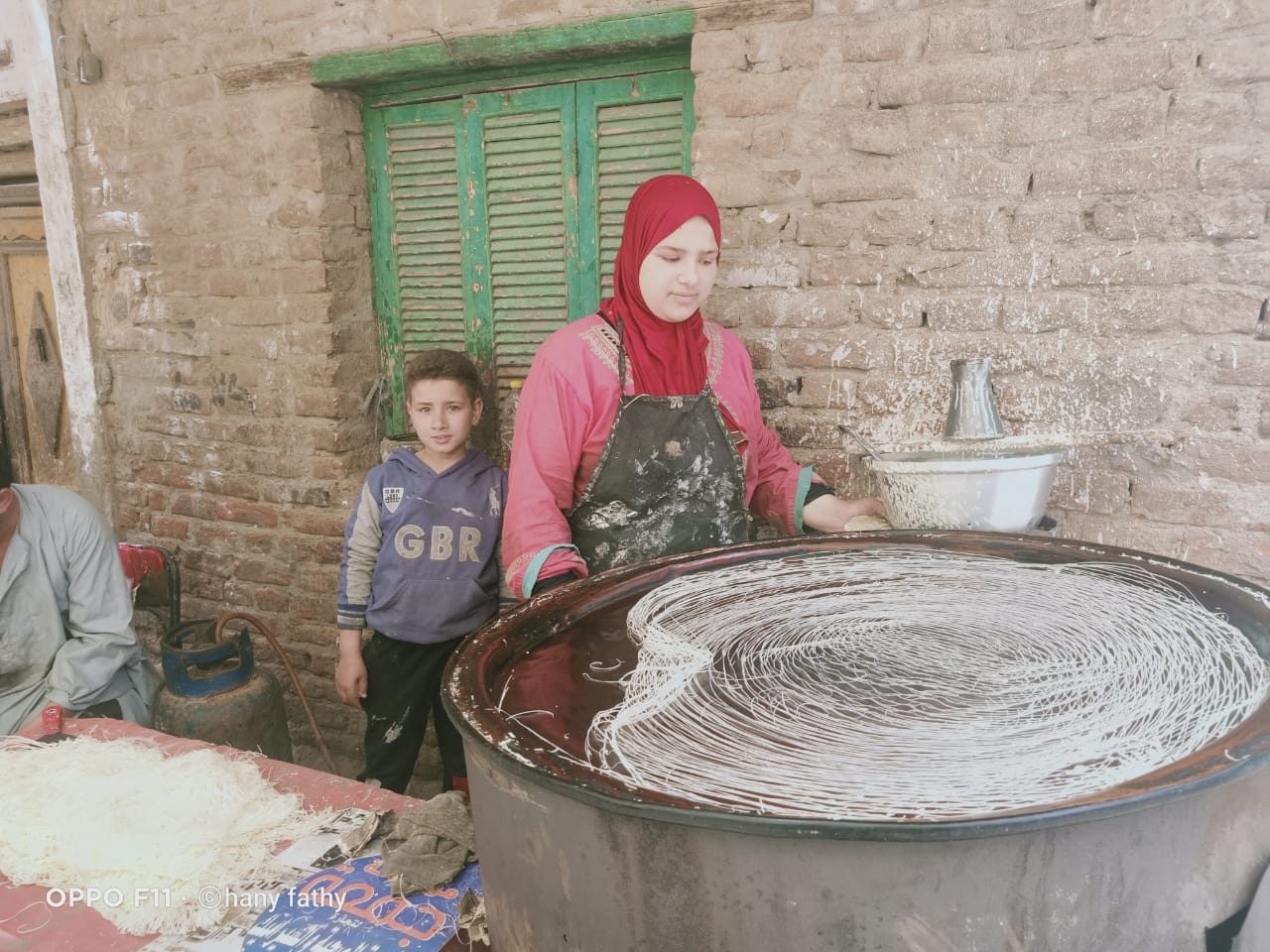  نادية أيمن فتاة تعمل فى صناعة الكنافة البلدى (2)