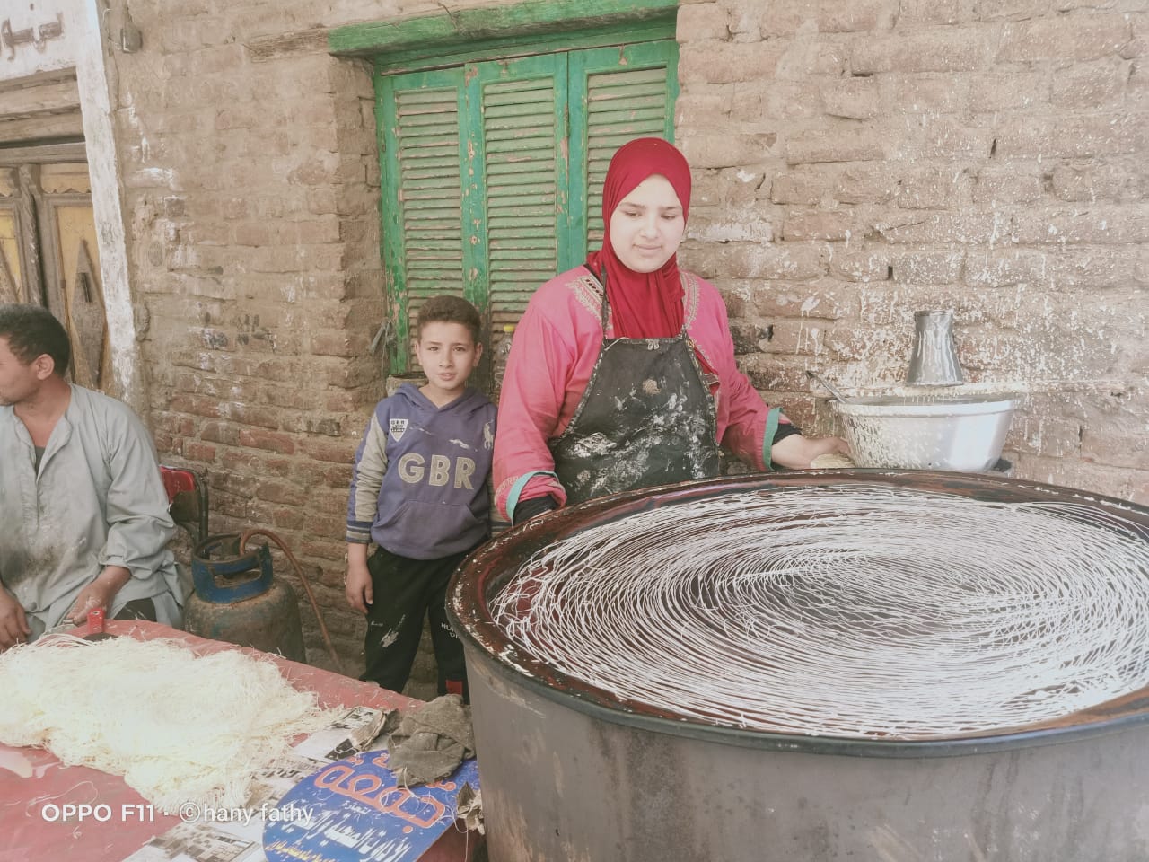  نادية أيمن فتاة تعمل فى صناعة الكنافة البلدى (10)
