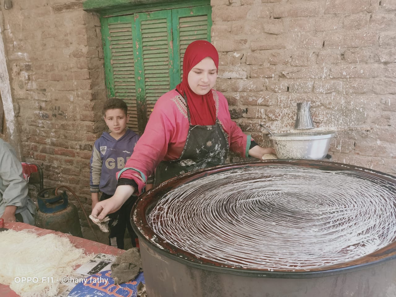  نادية أيمن فتاة تعمل فى صناعة الكنافة البلدى (8)