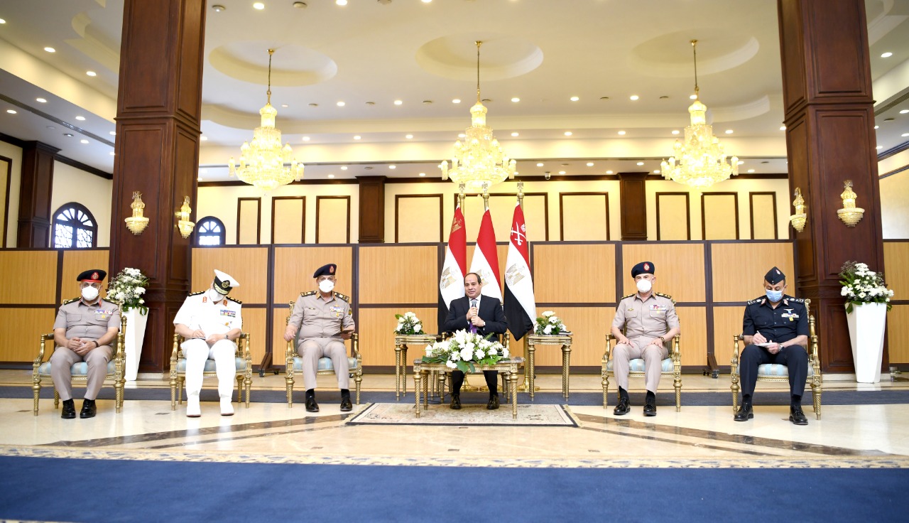 الرئيس السيسي يناقش مع قادة القوات المسلحة موضوعات الأمن القومى المصرى (1)