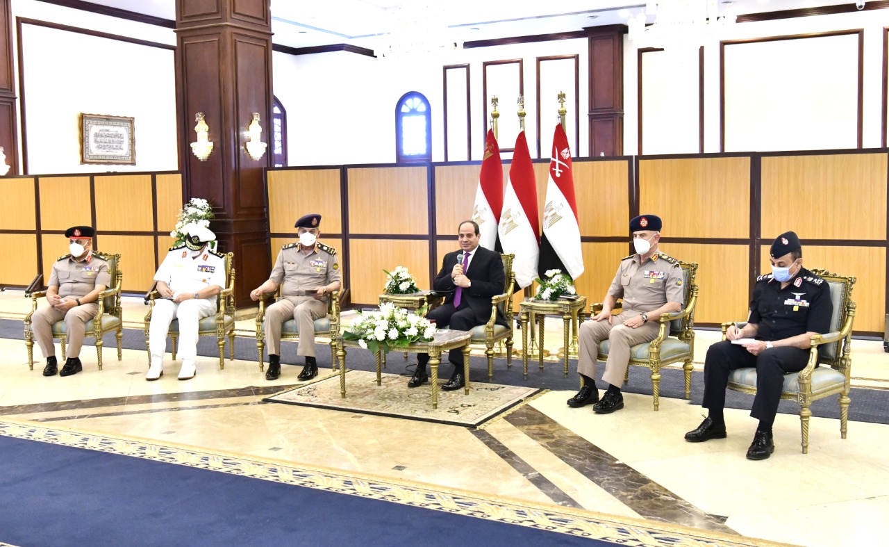 الرئيس السيسي يناقش مع قادة القوات المسلحة موضوعات الأمن القومى المصرى (3)
