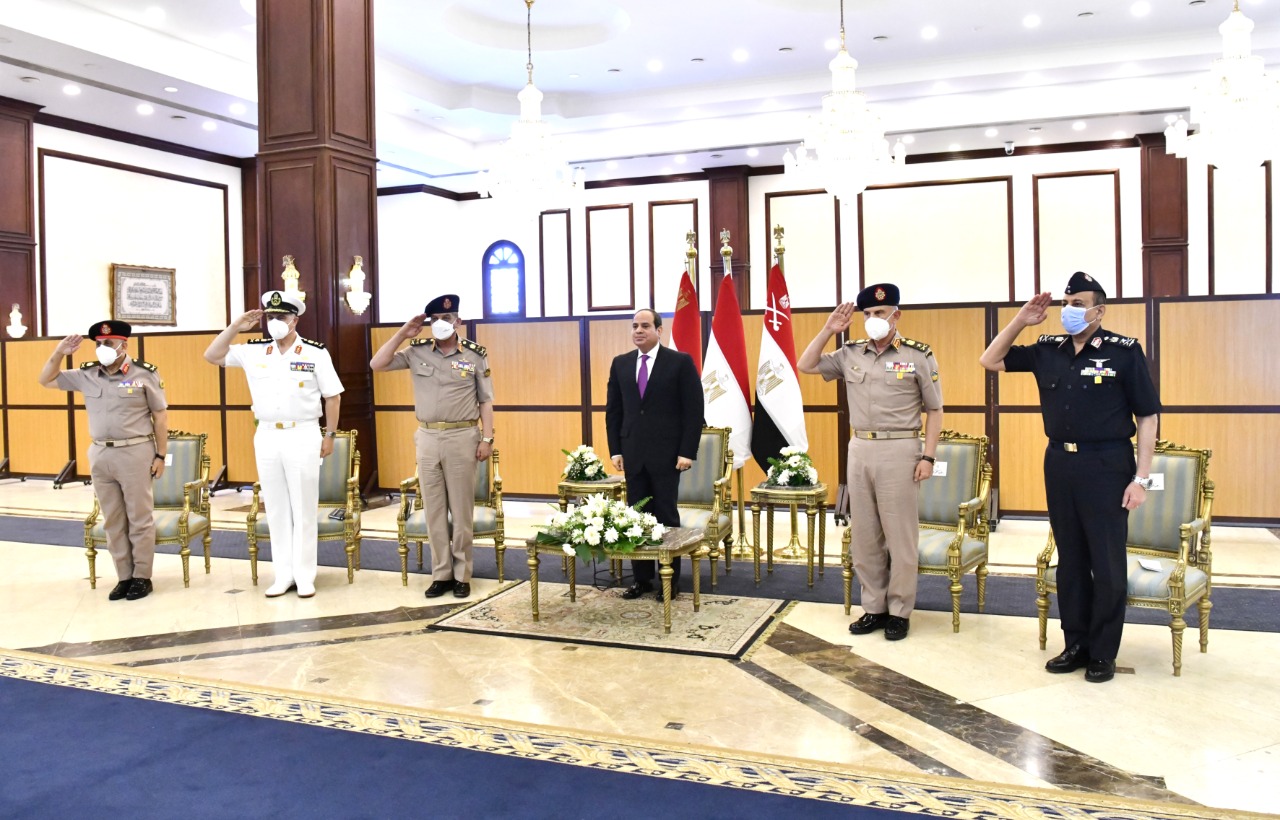الرئيس السيسي يناقش مع قادة القوات المسلحة موضوعات الأمن القومى المصرى (2)