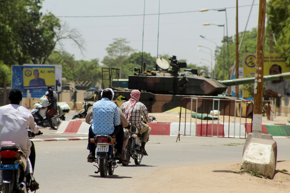 أشخاص يمرون بالقرب من دبابة للجيش التشادي