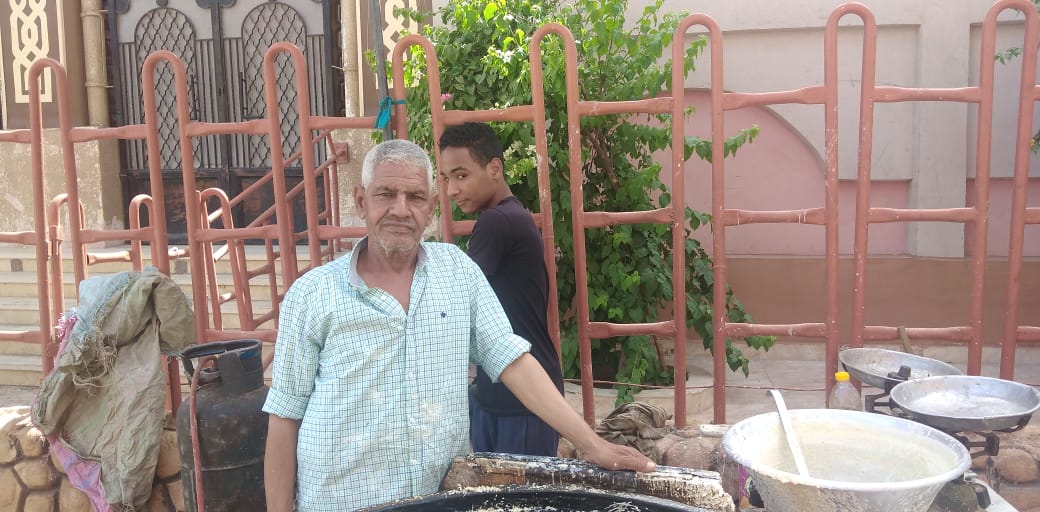  العم على أحمد مرسى أقدم صانع كنافة في مدينة قوص (4)