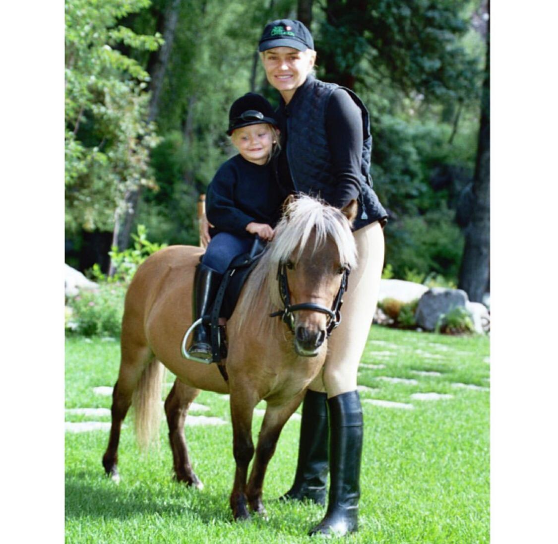 جيجي حديد علي حصان صغير برفقة والدتها