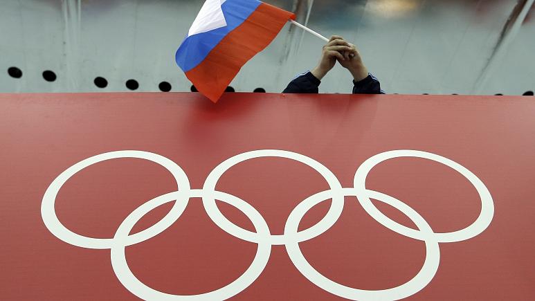 العلم الروسي يرفرف فوق الحلقات الأولمبية
