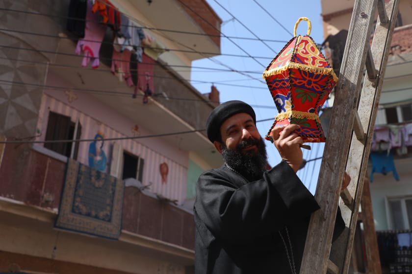 خلال تعليق زينة رمضان بالشوارع