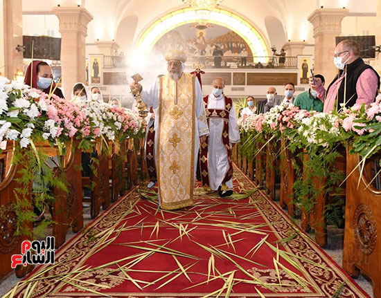 البابا تواضروس يترأس قداس أحد الزعف بكاتدرائية بشاير الخير بالإسكندرية (16)