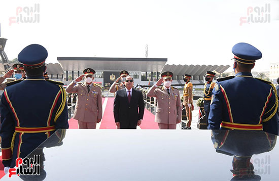 الرئيس السيسى يضع إكليل الزهور على قبر الجندى المجهول بمناسبة تحرير سيناء (1)