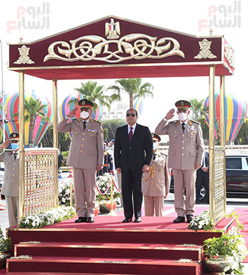 الرئيس السيسى يضع إكليل الزهور على قبر الجندى المجهول بمناسبة تحرير سيناء (14)