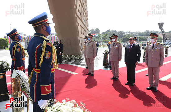 الرئيس السيسى يضع إكليل الزهور على قبر الجندى المجهول بمناسبة تحرير سيناء (10)