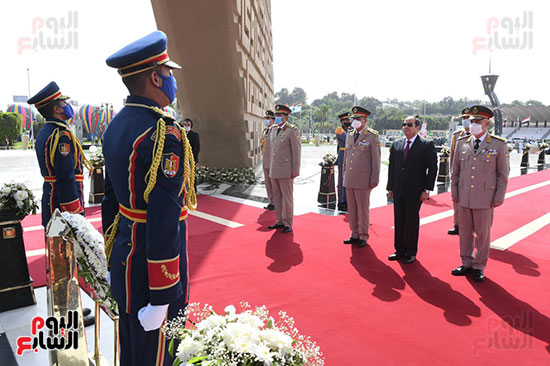الرئيس السيسى يضع إكليل الزهور على قبر الجندى المجهول بمناسبة تحرير سيناء (6)