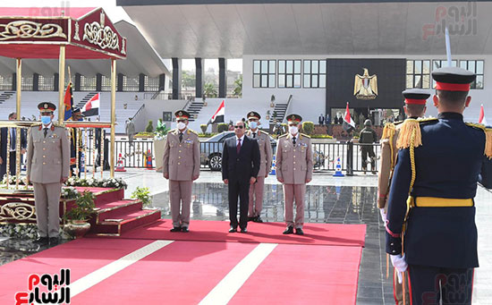 الرئيس السيسى يضع إكليل الزهور على قبر الجندى المجهول بمناسبة تحرير سيناء (13)