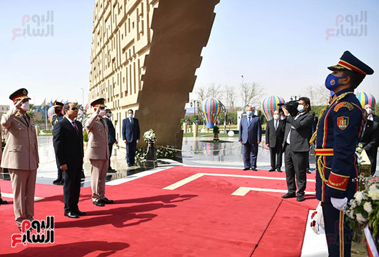 الرئيس السيسى يضع إكليل الزهور على قبر الجندى المجهول بمناسبة تحرير سيناء (17)