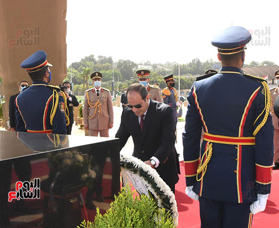 الرئيس السيسى يضع إكليل الزهور على قبر الجندى المجهول بمناسبة تحرير سيناء (12)
