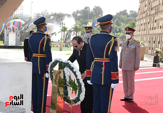 الرئيس السيسى يضع إكليل الزهور على قبر الجندى المجهول بمناسبة تحرير سيناء (7)