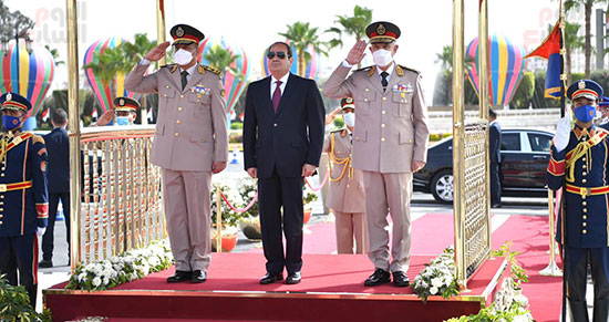 الرئيس السيسى يضع إكليل الزهور على قبر الجندى المجهول بمناسبة تحرير سيناء (3)
