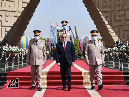 الرئيس السيسى يضع إكليل الزهور على قبر الجندى المجهول بمناسبة تحرير سيناء (19)