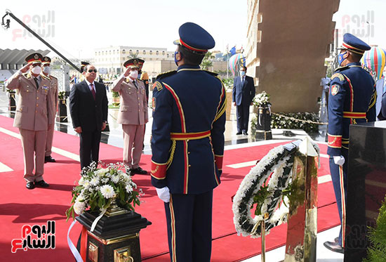 الرئيس السيسى يضع إكليل الزهور على قبر الجندى المجهول بمناسبة تحرير سيناء (16)
