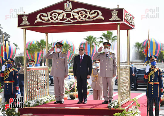 الرئيس السيسى يضع إكليل الزهور على قبر الجندى المجهول بمناسبة تحرير سيناء (9)