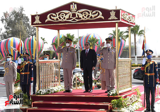 الرئيس السيسى يضع إكليل الزهور على قبر الجندى المجهول بمناسبة تحرير سيناء (8)