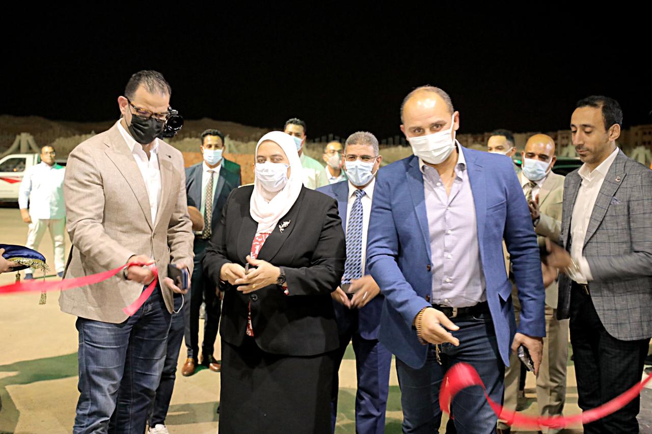 سيف ومرجان ونائب محافظ أسوان في افتتاح فرع أسوان