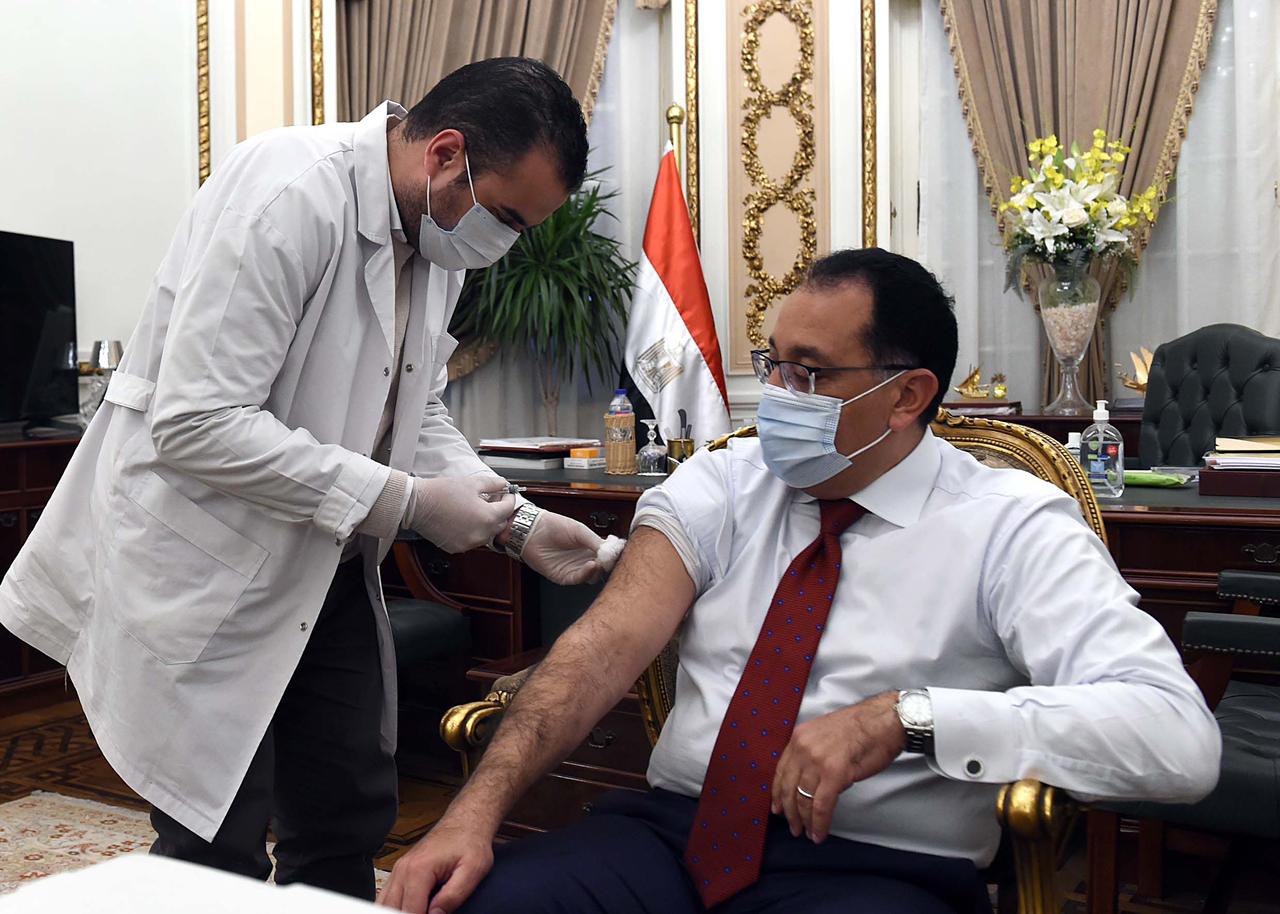 رئيس الوزراء يتلقى لقاح كورونا رئيس الوزراء يتلقى لقاح كورونا