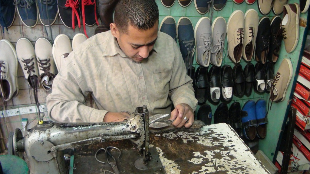 علام يقدم مهنة صانع احذية