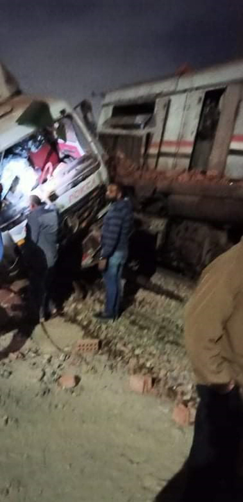 قطار يصطدم بسارة نقل قطار يصطدم بسارة نقل