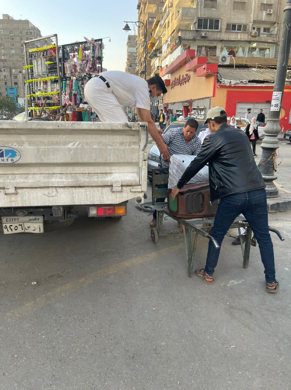 رفع المخالفات والاشغالات من شارع عباس العقاد بمدينة نصر