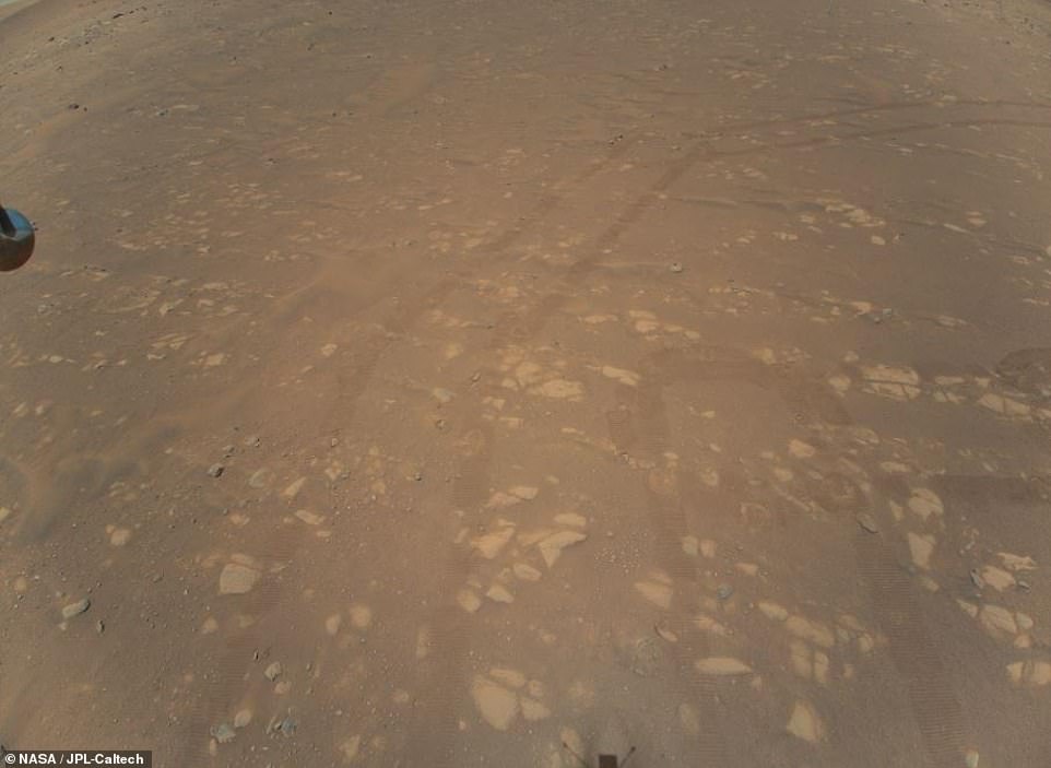 صورة جوية ملونه لسطح المريخ