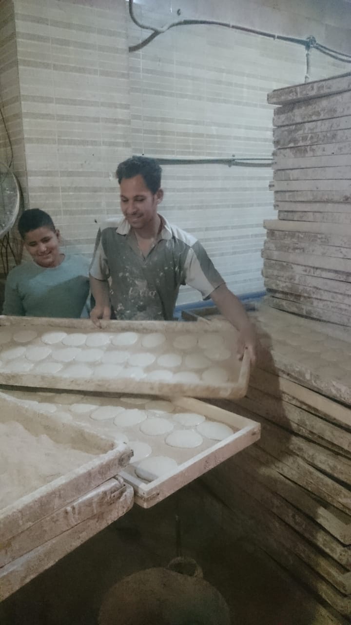 عمال المخبز يتكاتفون لصناعة الخبز