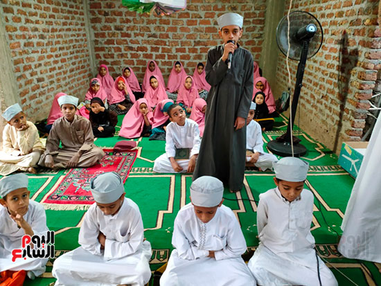 الطفل-محمد-خلال-الاذان-بالكتاب