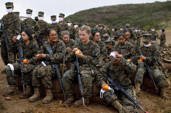 وزيرة الدفاع السابقة آشتون كارتر بفتح جميع الأدوار القتالية للنساء