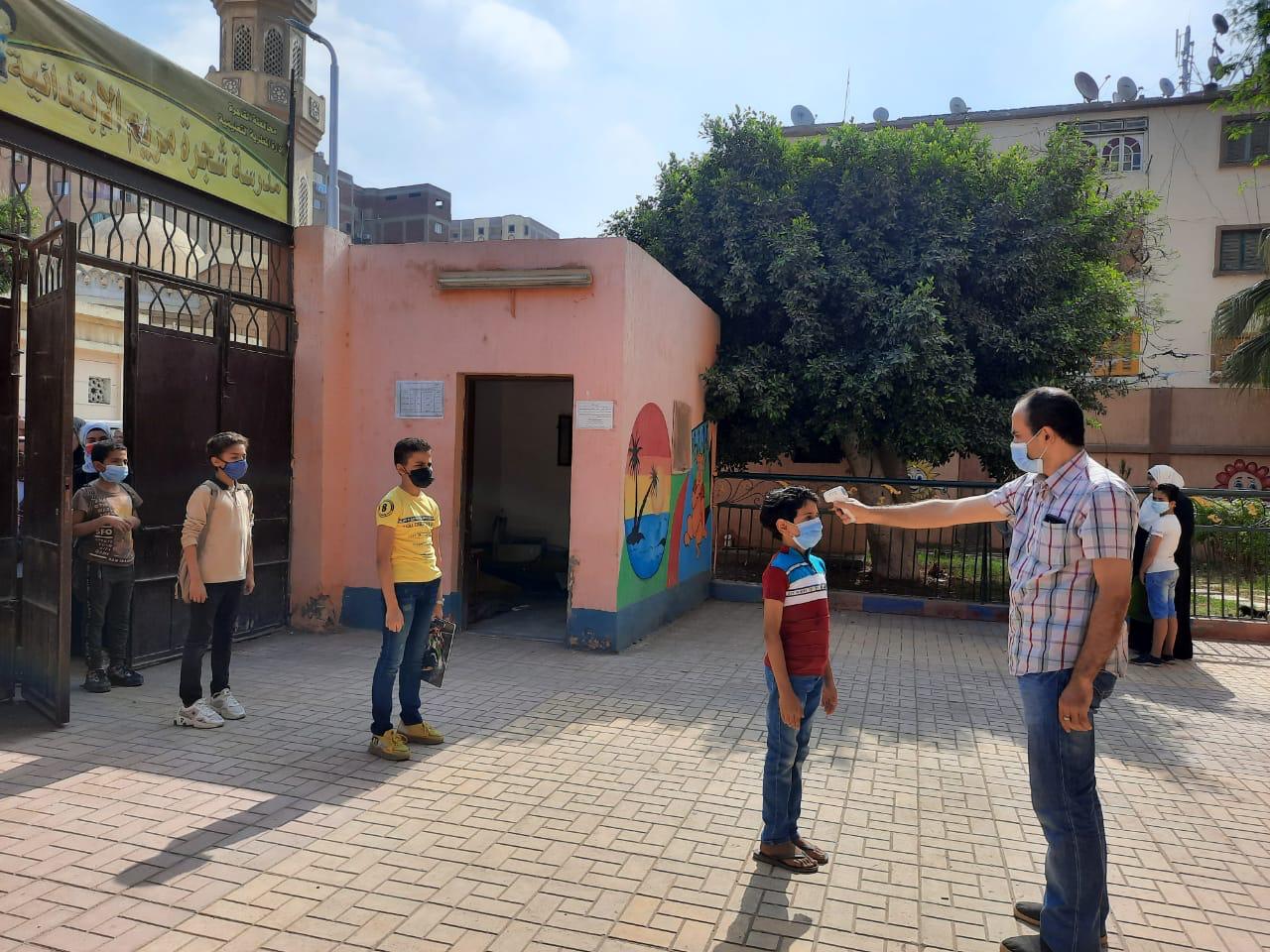 المدارس تطبق الإجراءات الوقائية أثناء الامتحان المجمع