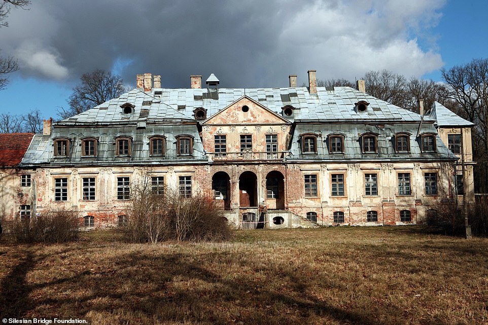 قصر من القرن الثامن عشر في مينكوفسكي ، جنوب بولندا