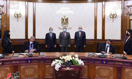 رئيس الوزراء يشهد توقيع عقد إنشاء مجمع للبتروكيماويات بالسخنة بـ7,5 مليار دولار (3)